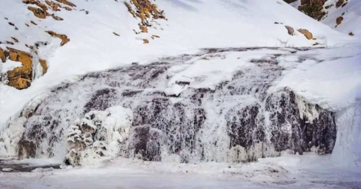 Cascada Escondida: un paraíso invernal en Neuquén para los amantes de la nieve