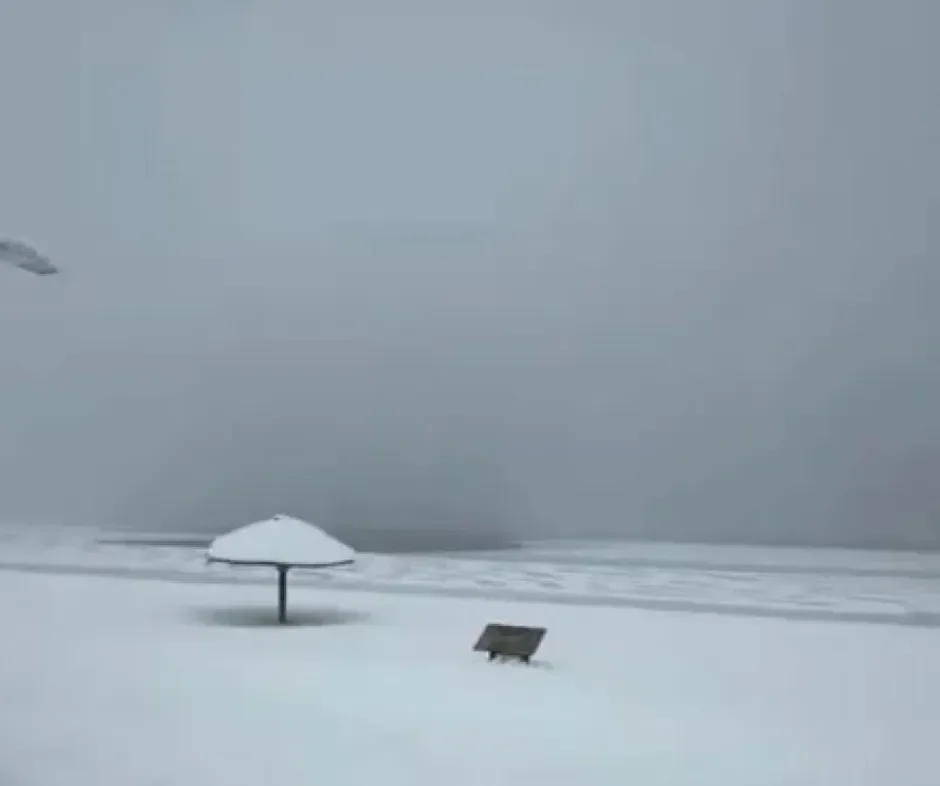 Caviahue presenta un paisaje invernal: el lago completamente congelado
