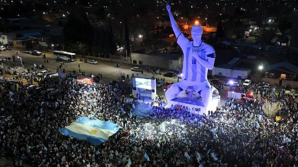 Celebraciones emotivas al pie del Messi más alto del mundo en homenaje a Malvinas