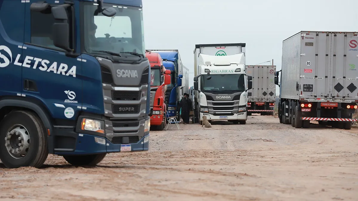Centenario se convierte en refugio para camiones varados por el cierre de Pino Hachado