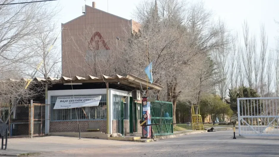 Ceramistas de Zanon protestan en la ruta por la defensa de sus empleos
