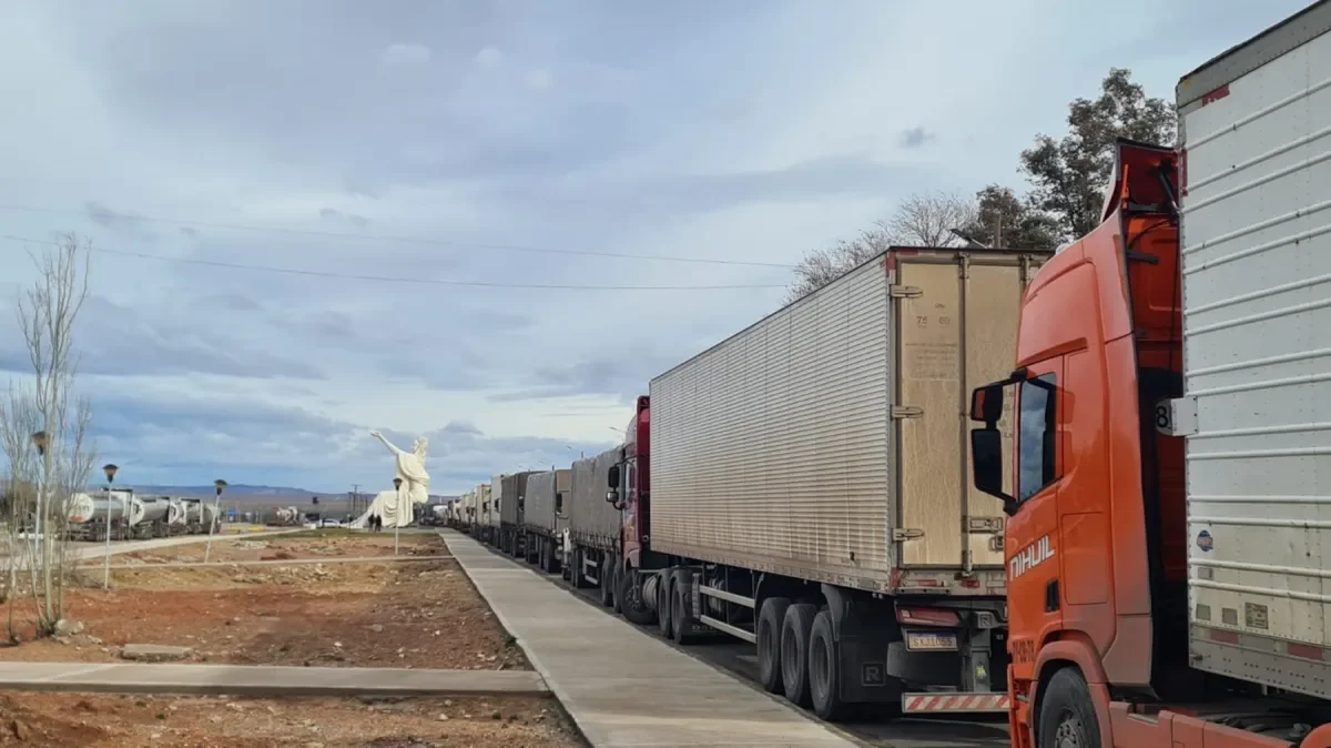 Cerca de 400 camioneros varados en Cutral Có y Plaza Huincul a la espera de continuar hacia Chile