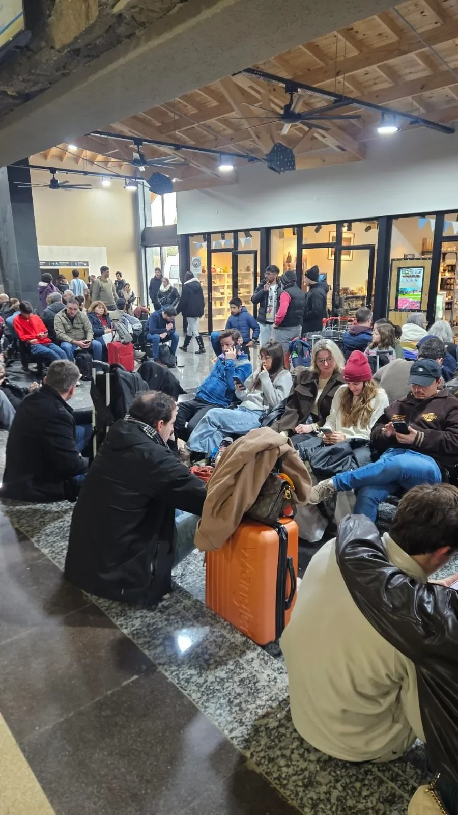 Chapelco reanuda vuelos tras caos por niebla, aliviando a pasajeros afectados
