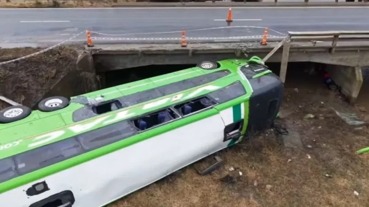 Chofer herido recorre un kilómetro tras volcadura de micro en Ruta 7