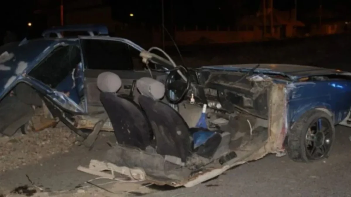 Choque brutal en la rotonda de Zapala: un vehículo quedó partido en dos