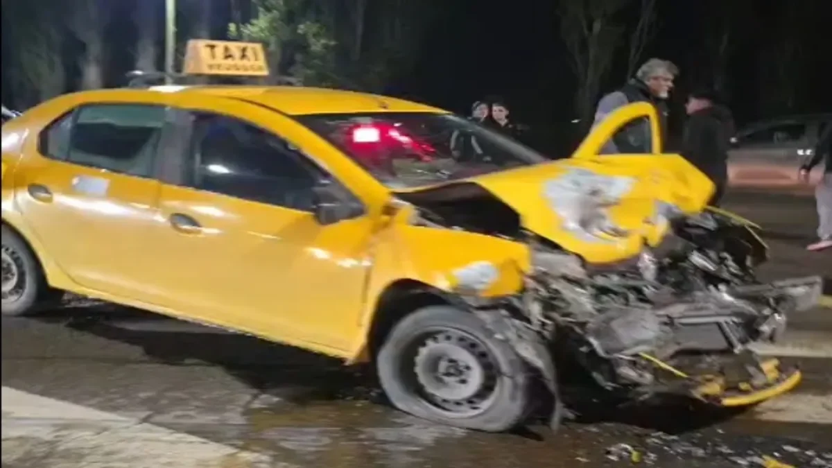 Choque en Neuquén deja taxi destruido y genera caos en la zona