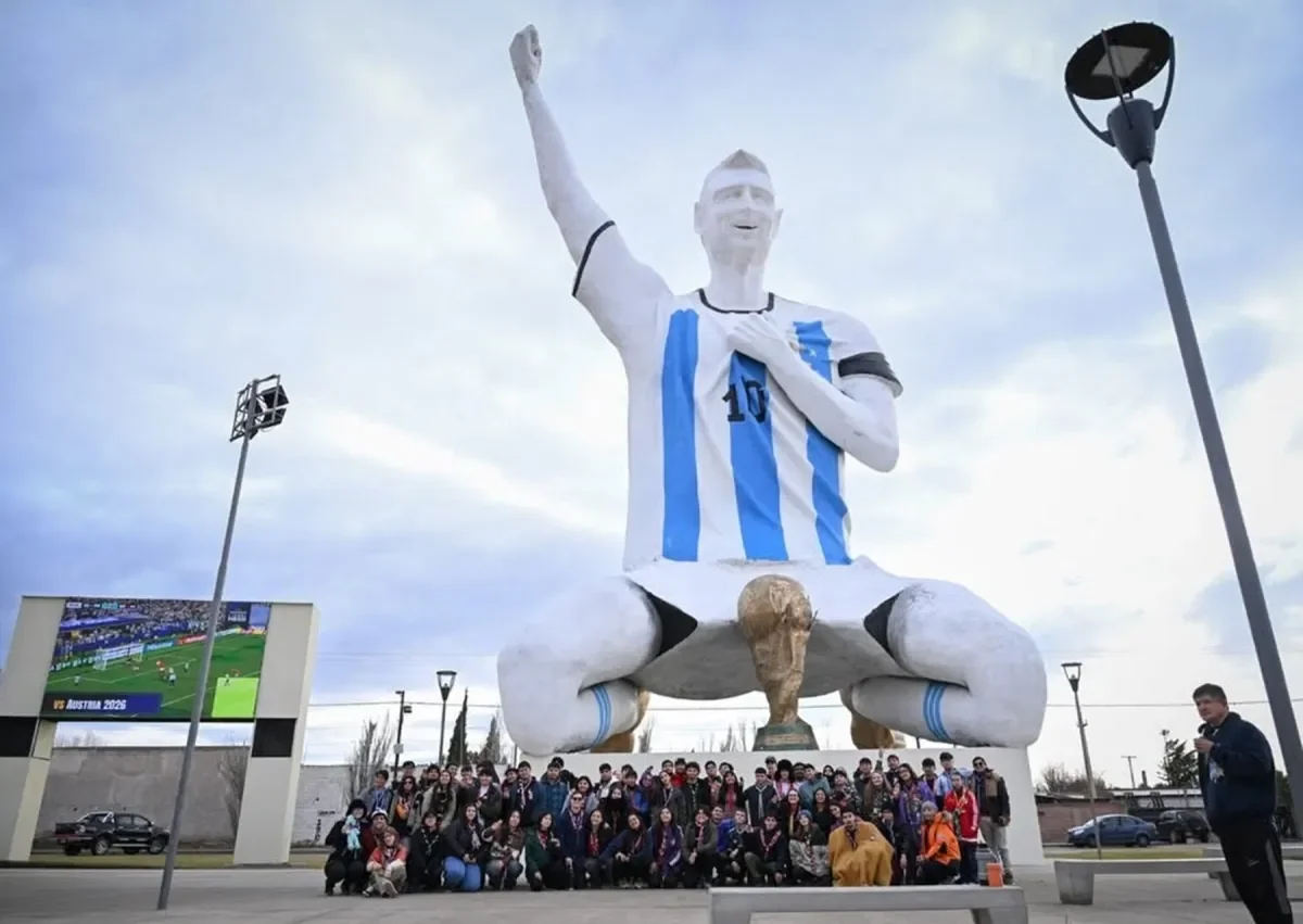 Cien scouts visitan el monumento a Messi en Cutral Có durante su recorrido por Neuquén