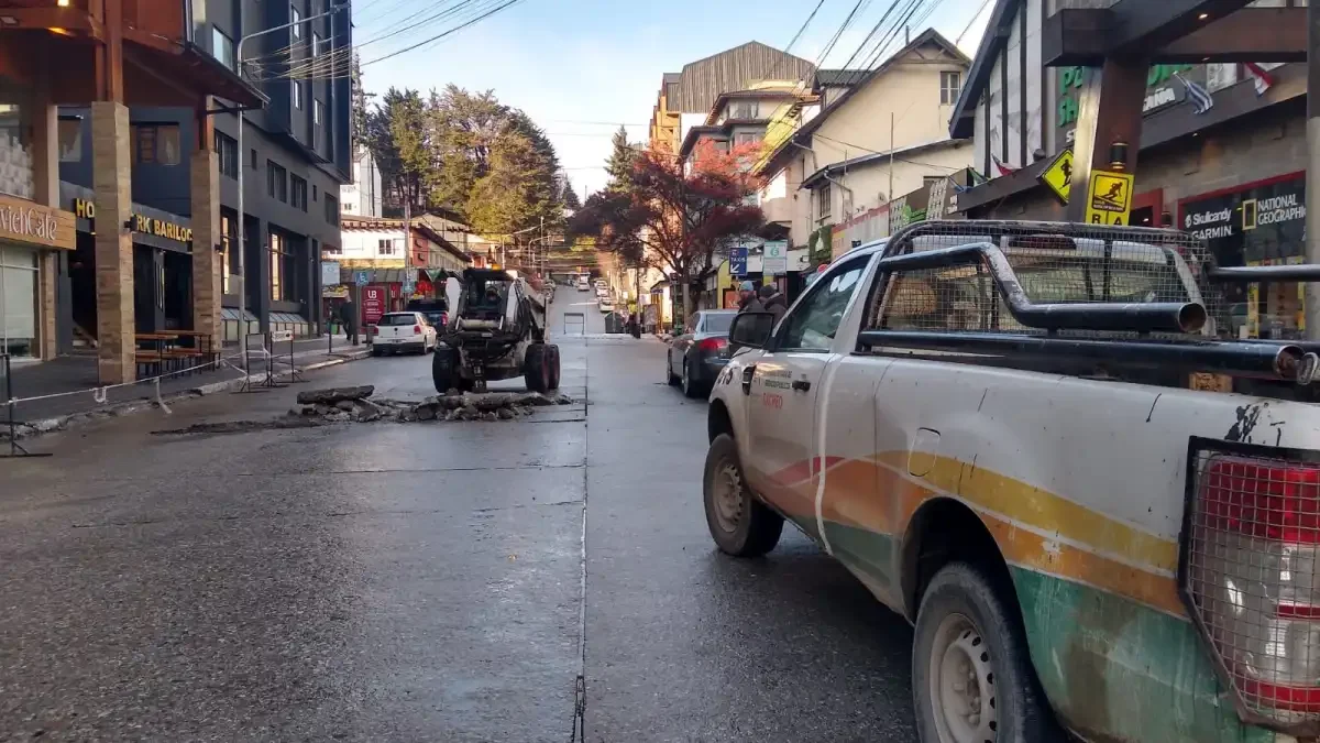 Cierre de calle en el centro de Bariloche por hundimiento del pavimento y trabajos de reparación