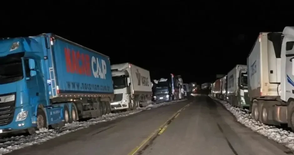 Cierre de pasos cordilleranos deja más de 2.000 camiones varados en la región