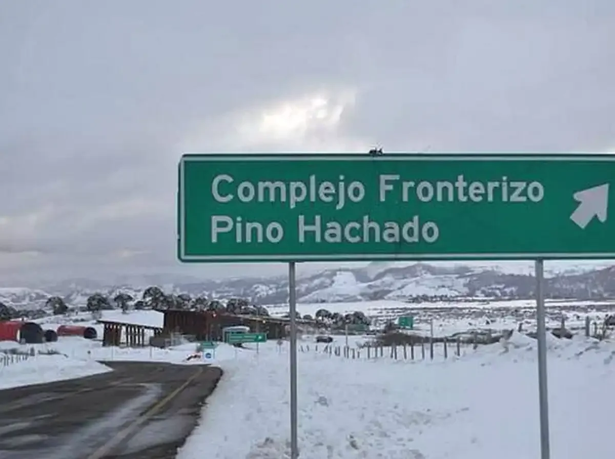 Clima extremo genera caos en el tránsito internacional con más de 500 camiones varados en Neuquén