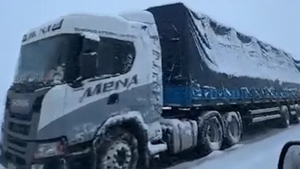 Colapso en rutas de Neuquén: más de 1200 camiones varados por el temporal