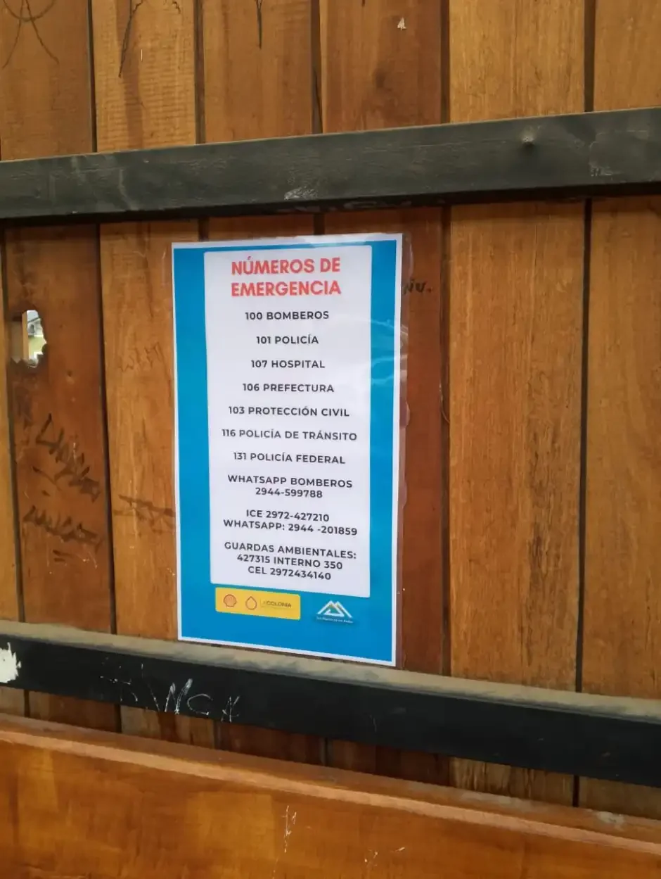 Colocan carteles de emergencia en Vega Centro para mayor seguridad de los vecinos