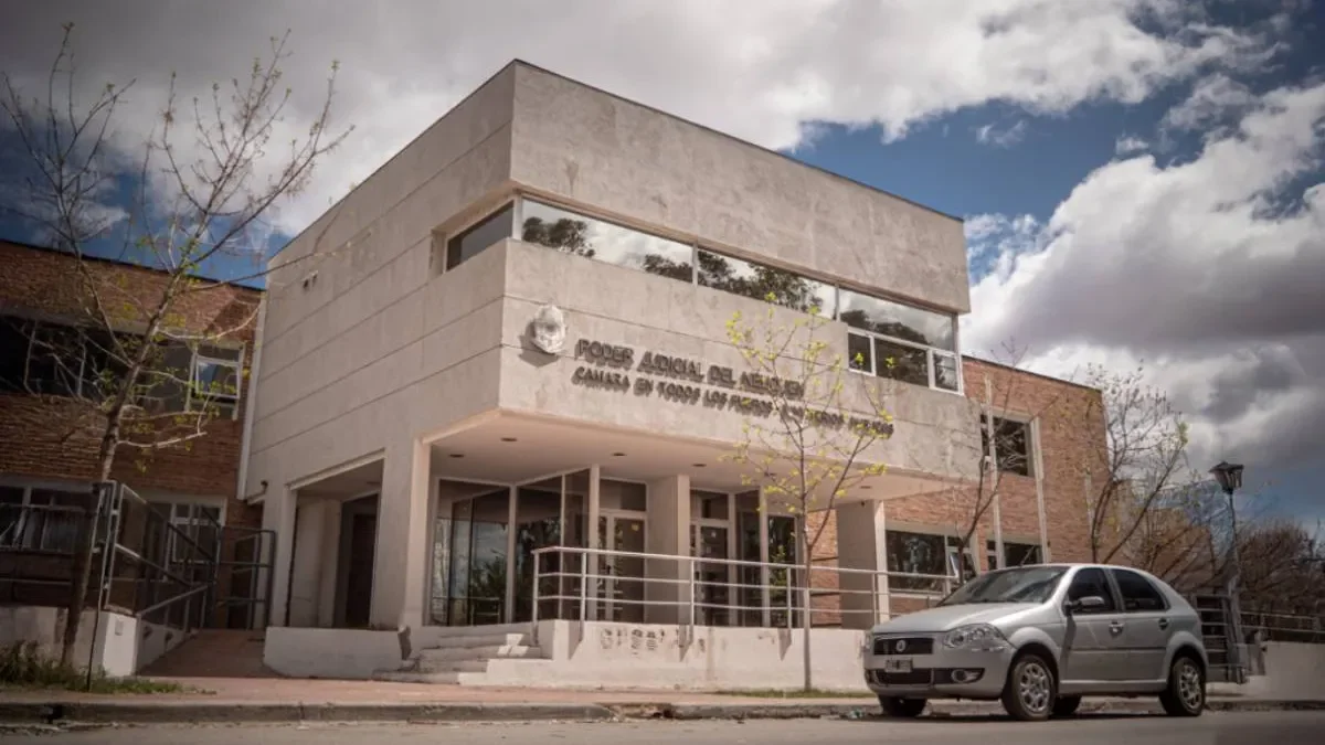 Condenan a un hombre por homicidio tras disparar desde la vereda en un barrio local