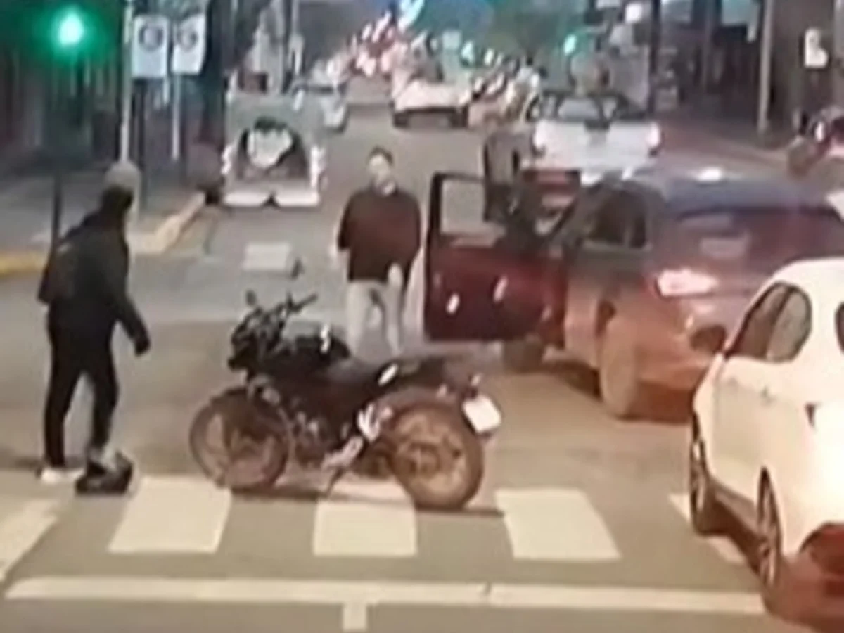 Conductor se baja a pelear y provoca insólito accidente en Neuquén