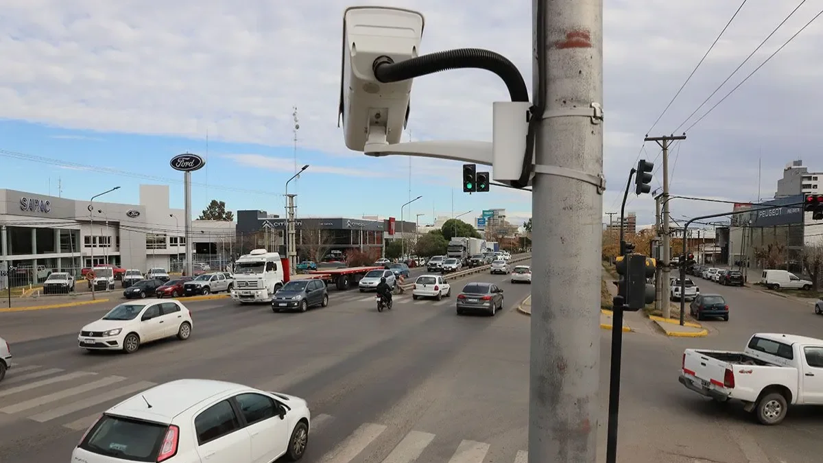 Conductores de Neuquén enfrentan casi 3.000 fotomultas por falta recurrente