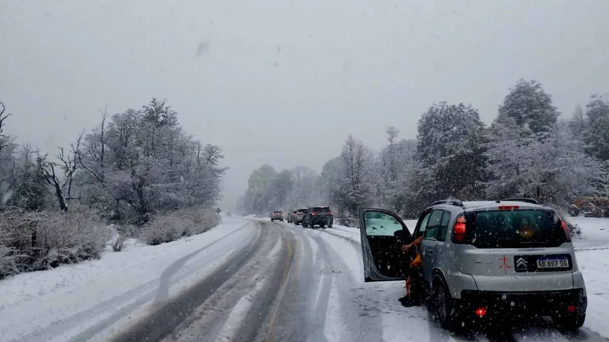 Conductores locales ignoran indicaciones durante el temporal en Neuquén