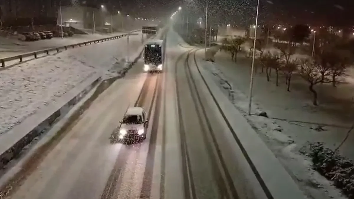 Continúa el alerta por nieve en Neuquén, afectando también a Río Negro