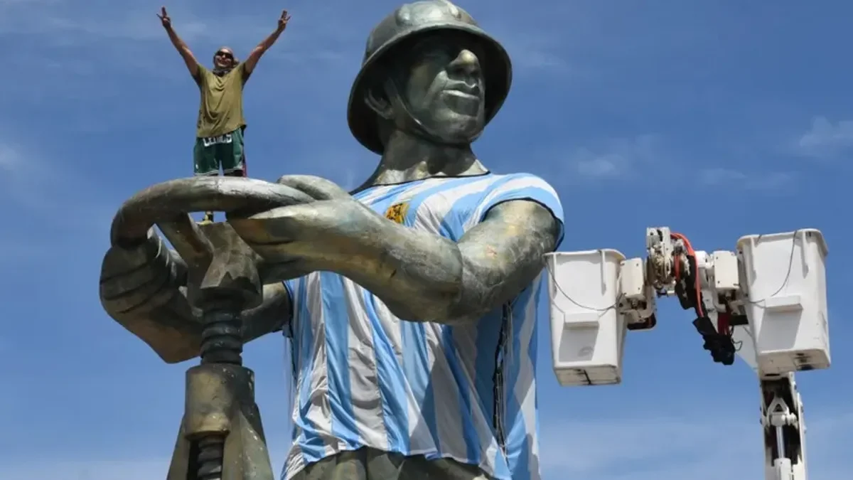 Controversia en Zapala: un monumento se viste con la camiseta de la Selección argentina