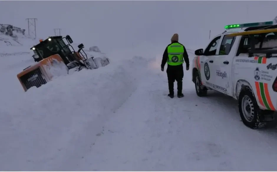 Corte de rutas en Neuquén: 800 camiones atrapados por intensa nevada