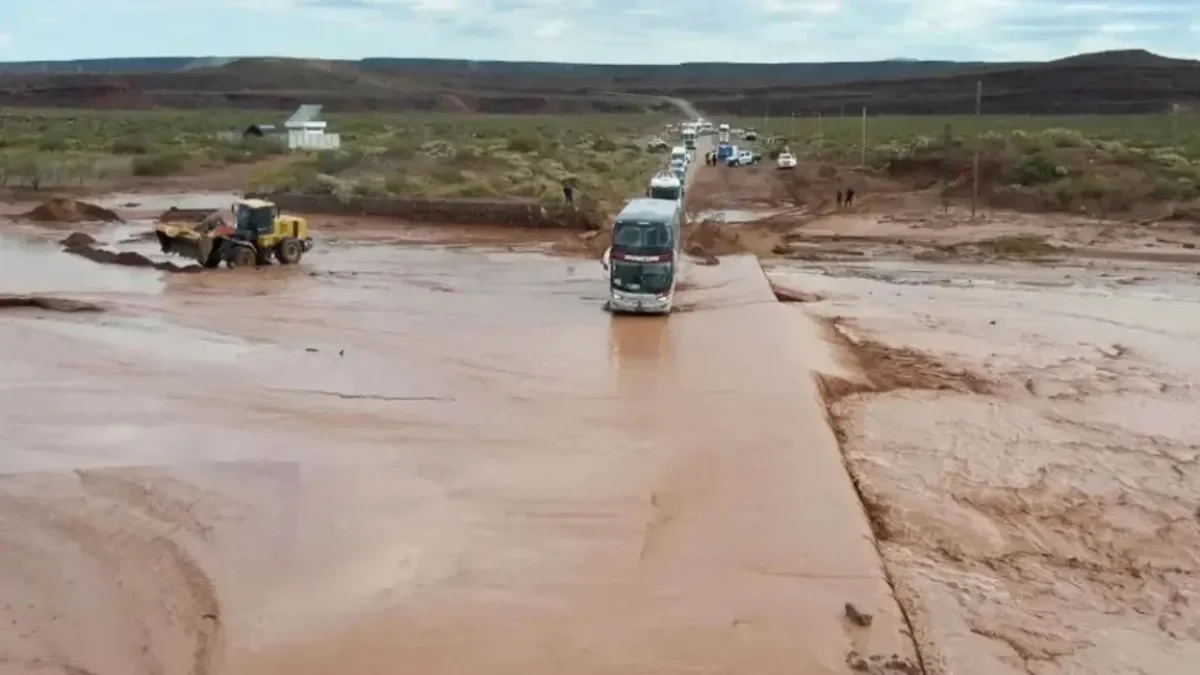 Corte en Ruta 5 por crecida del arroyo Carranza afecta el tránsito en Vaca Muerta