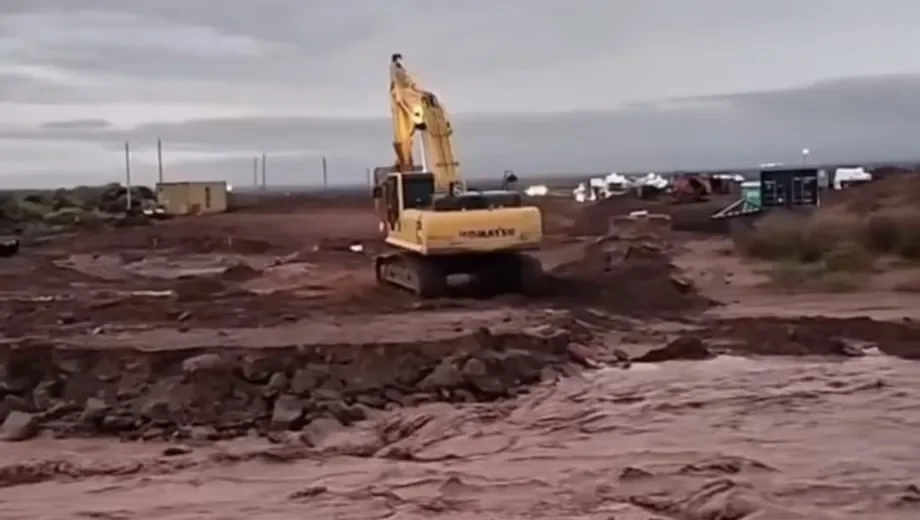 Corte total en Ruta 5 complica el acceso a Vaca Muerta por crecida del arroyo Carranza