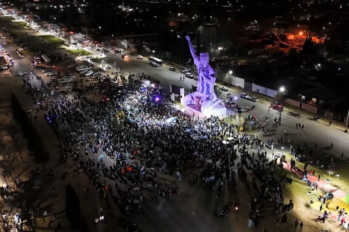 Cutral Có celebra el partido de Argentina con una transmisión especial en la estatua de Messi