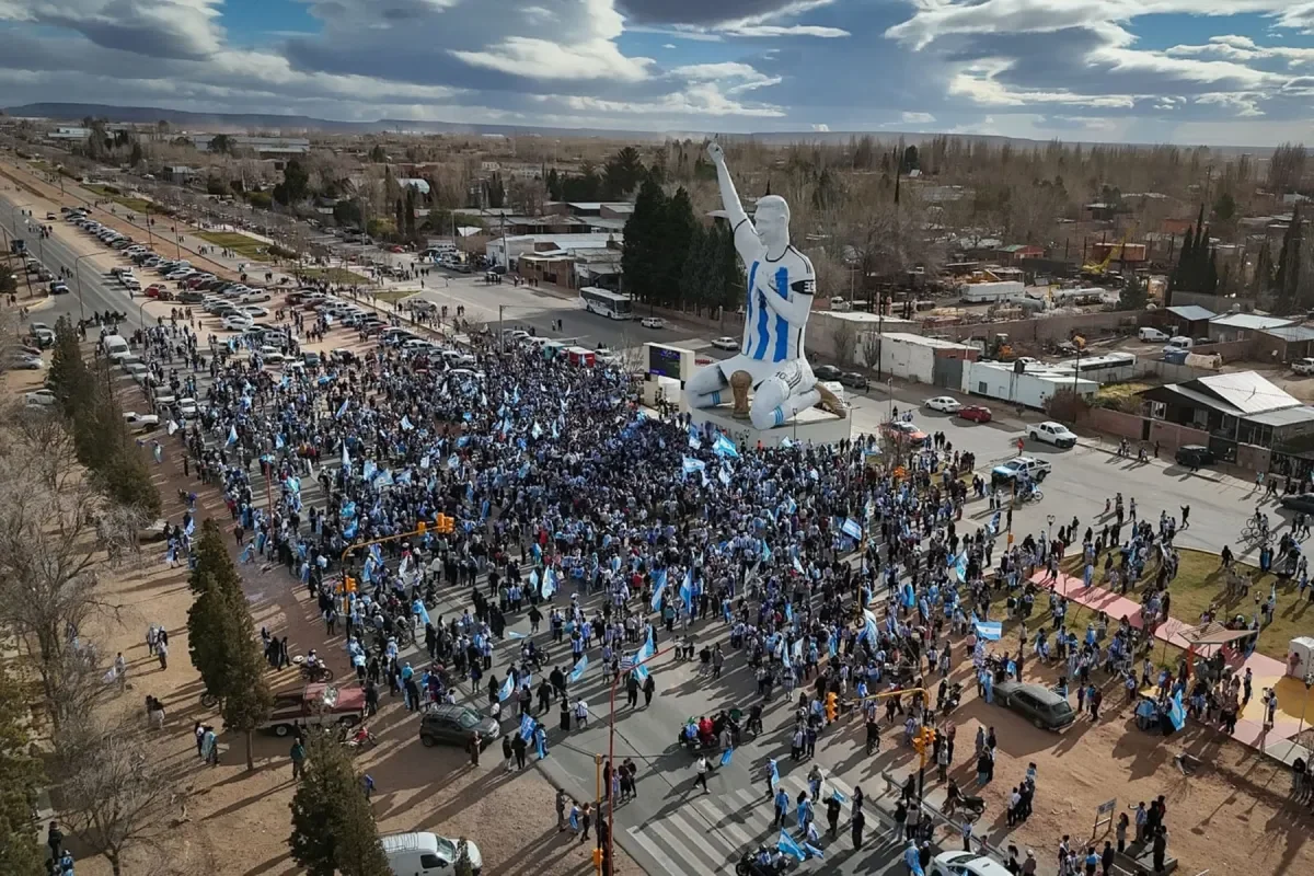 Cutral Có celebra el triunfo de Argentina con una emotiva estatua de Messi