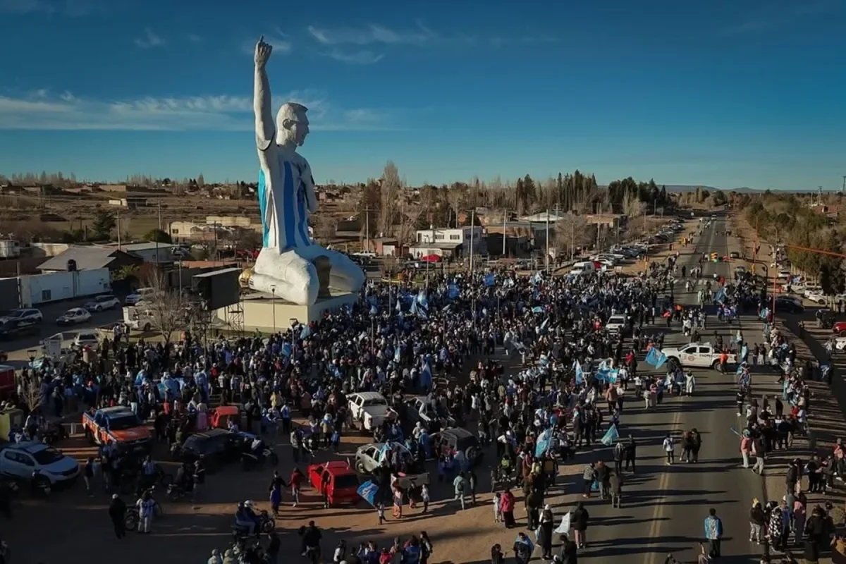 Cutral Có se prepara para la proyección del partido Argentina-Inglaterra en el monumento a Messi
