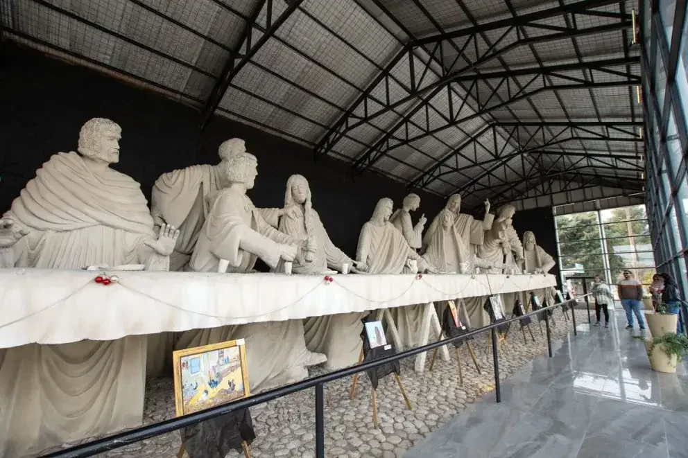 Cutral Có se transforma con la monumental obra de La Última Cena que asombra a los turistas