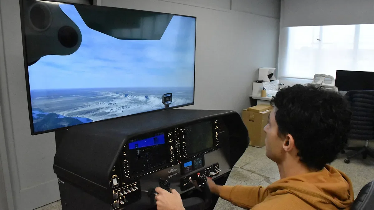 De simulador de Boeing 737 a fabricante: joven emprendedor revoluciona escuelas de vuelo