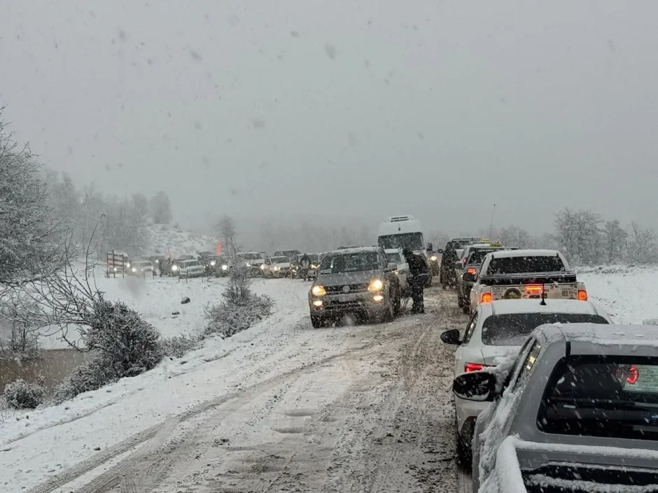 Decenas de automovilistas enfrentan demoras al no llevar cadenas hacia Chapelco