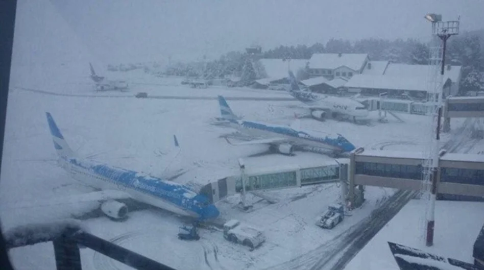 Decenas de vuelos desviados en Bariloche por intenso temporal de nieve