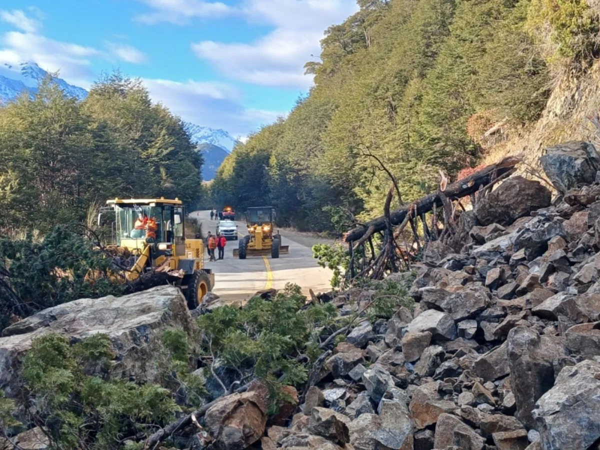 Derrumbe en la Ruta 40 causa cortes de tránsito entre Bariloche y El Bolsón