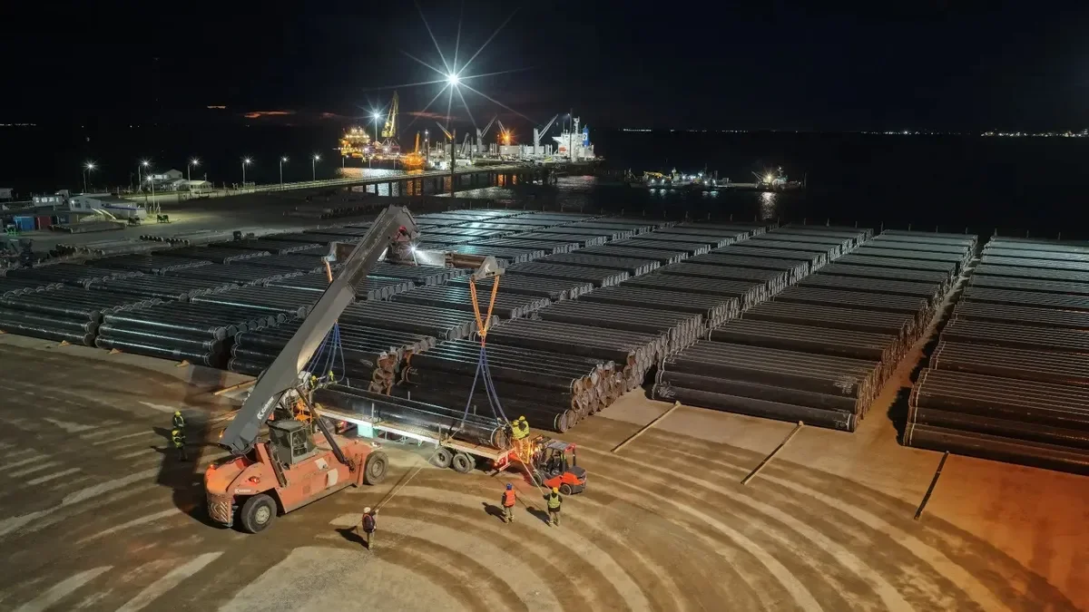 Descarga de caños para el gasoducto San Matías avanza con segundo barco en camino