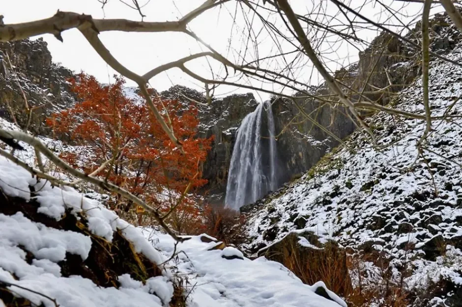 Descubren la impresionante cascada congelada cerca de Manzano Amargo
