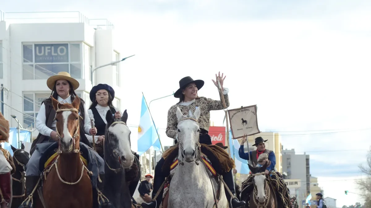 Desfile del 9 de Julio en Neuquén: un homenaje a la patria en imágenes