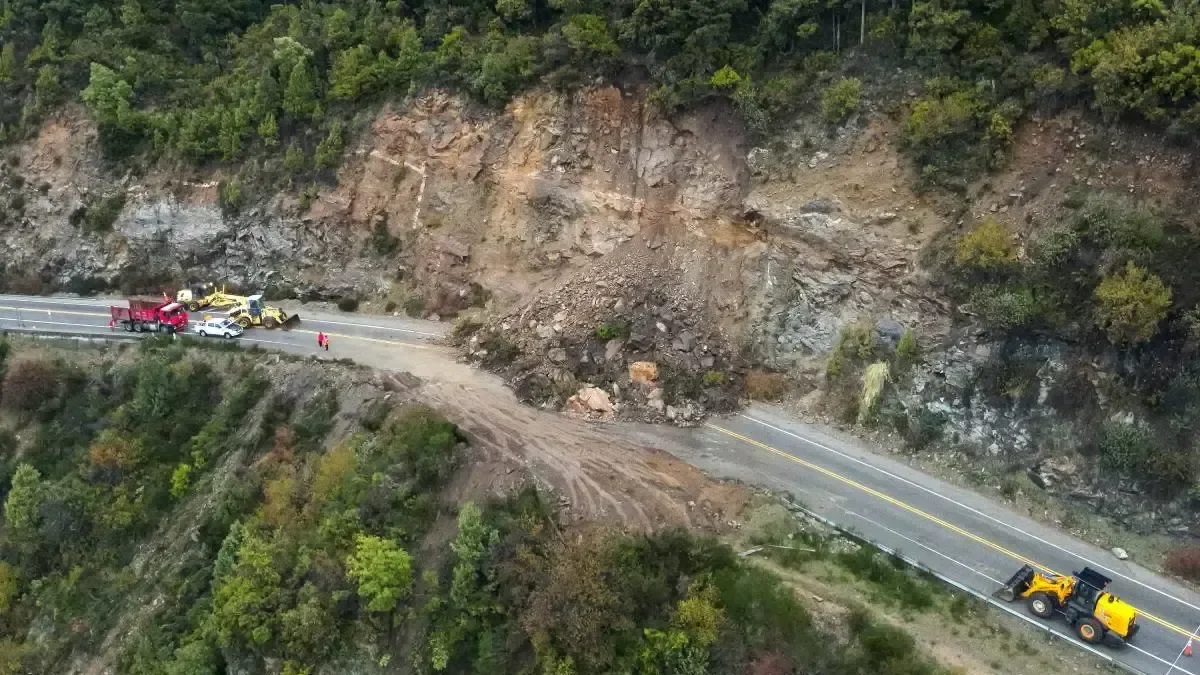 Desmoronamiento en Ruta 40 complica el tránsito por Siete Lagos y genera preocupación entre viajeros