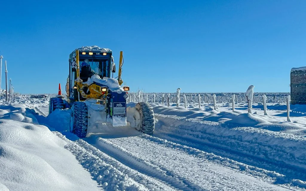 Despeje de calles en Zapala: el Municipio asiste a vecinos tras la nevada