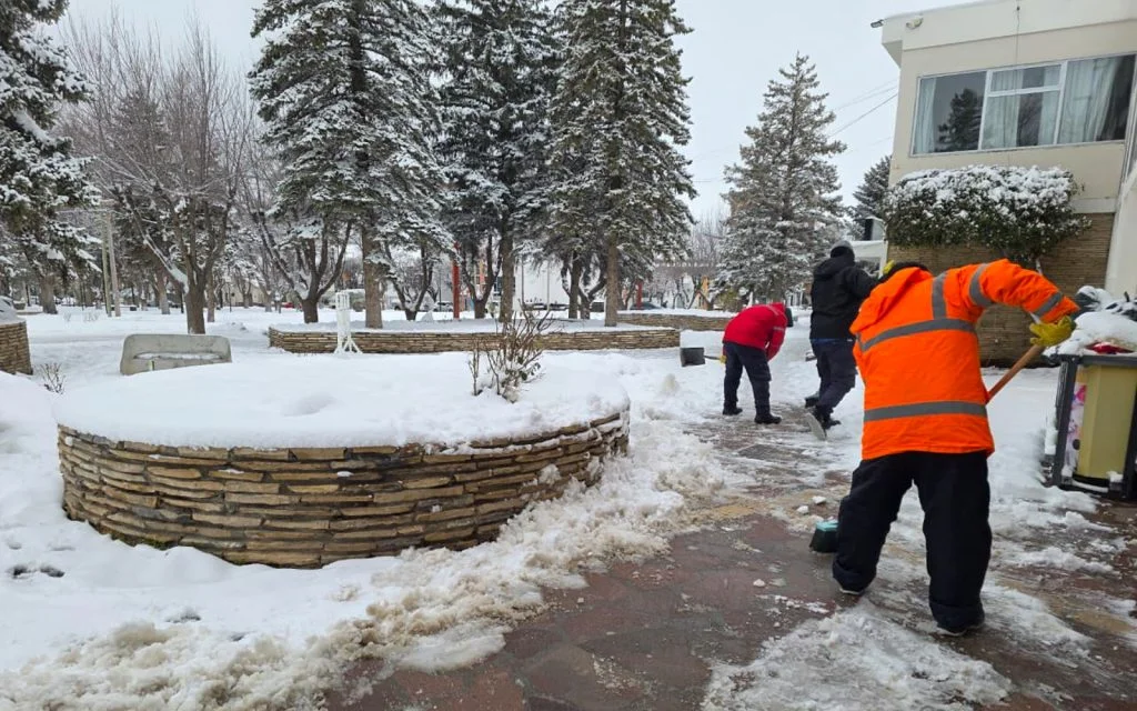 Despeje de calles en Zapala: el Municipio intensifica tareas tras la nevada