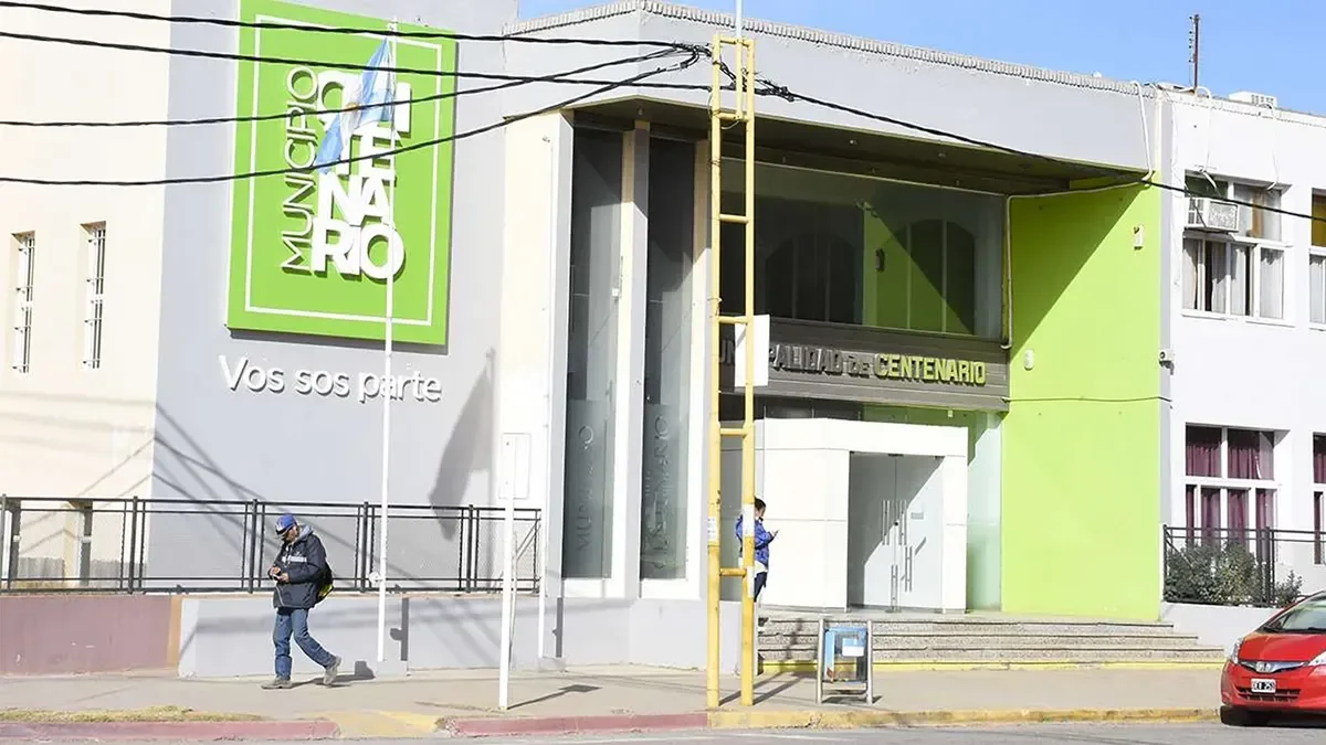 Despidos en Centenario: tensión entre empleados municipales por posibles recortes