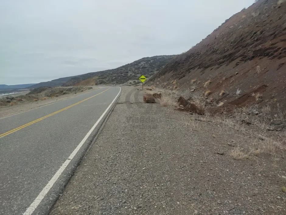 Desprendimiento de rocas en Ruta 234 complica el tránsito en la región