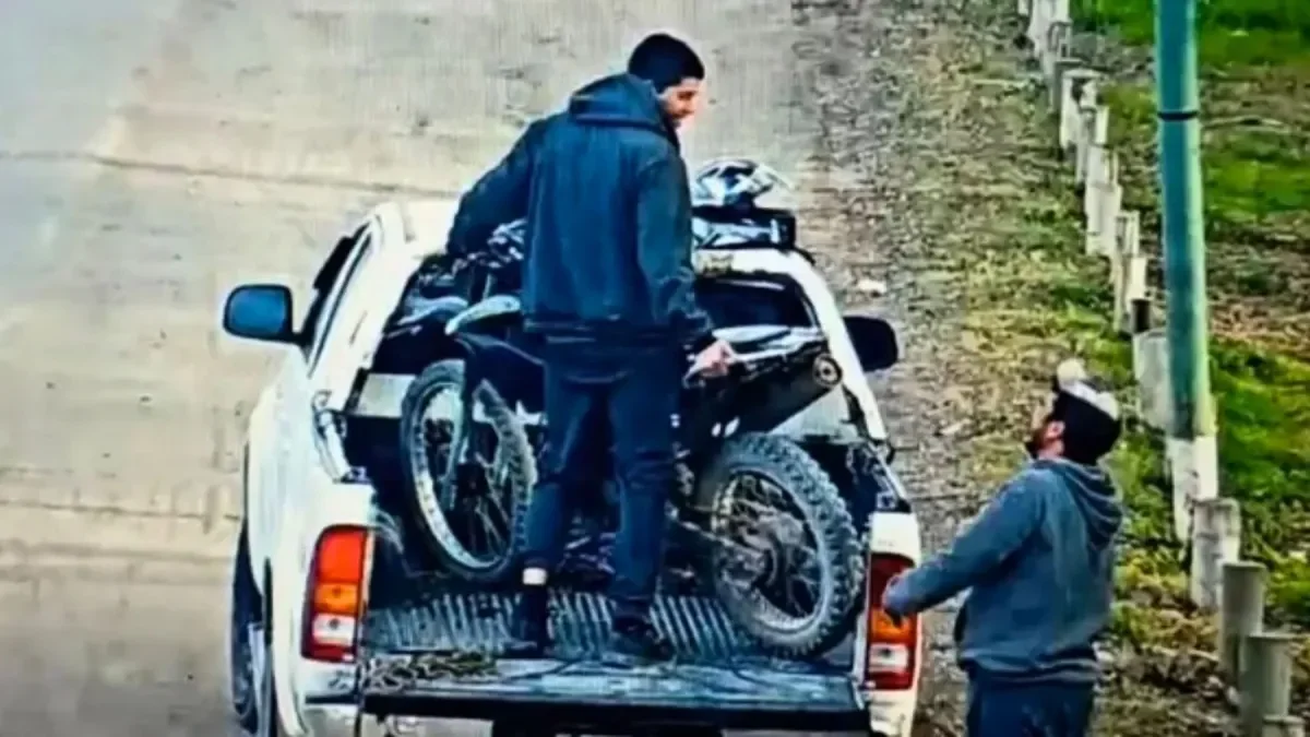 Detienen a dos hombres en Zapala por transportar moto robada en camioneta