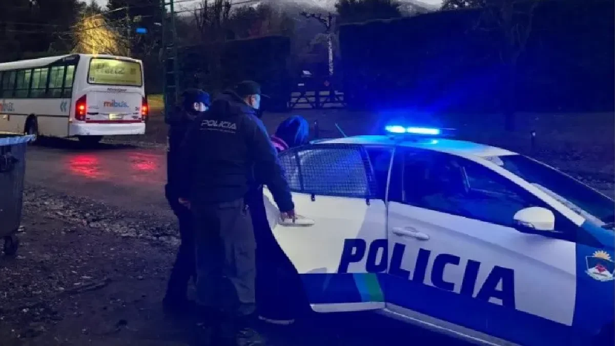 Detienen a pareja sospechosa tras robo en estación de servicio en Zapala