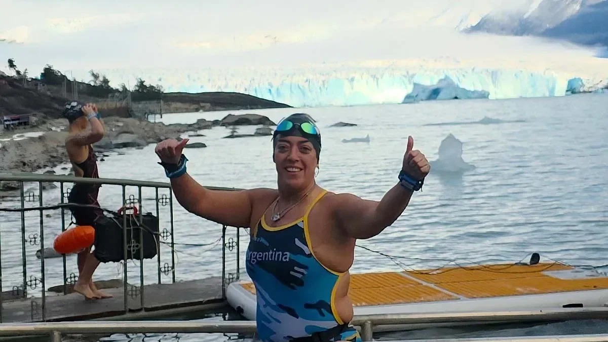 Docente de Cutral Có brilla en el Glaciar Perito Moreno tras comenzar a nadar a los 42 años
