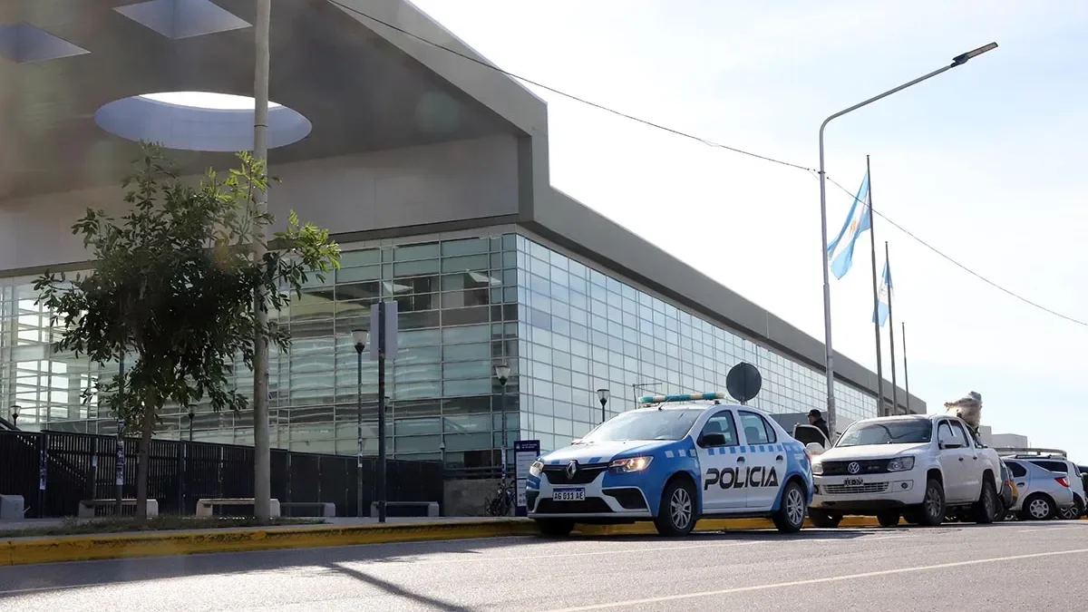 Dos detenidos por abuso sexual permanecerán en prisión tras el ataque a una joven.