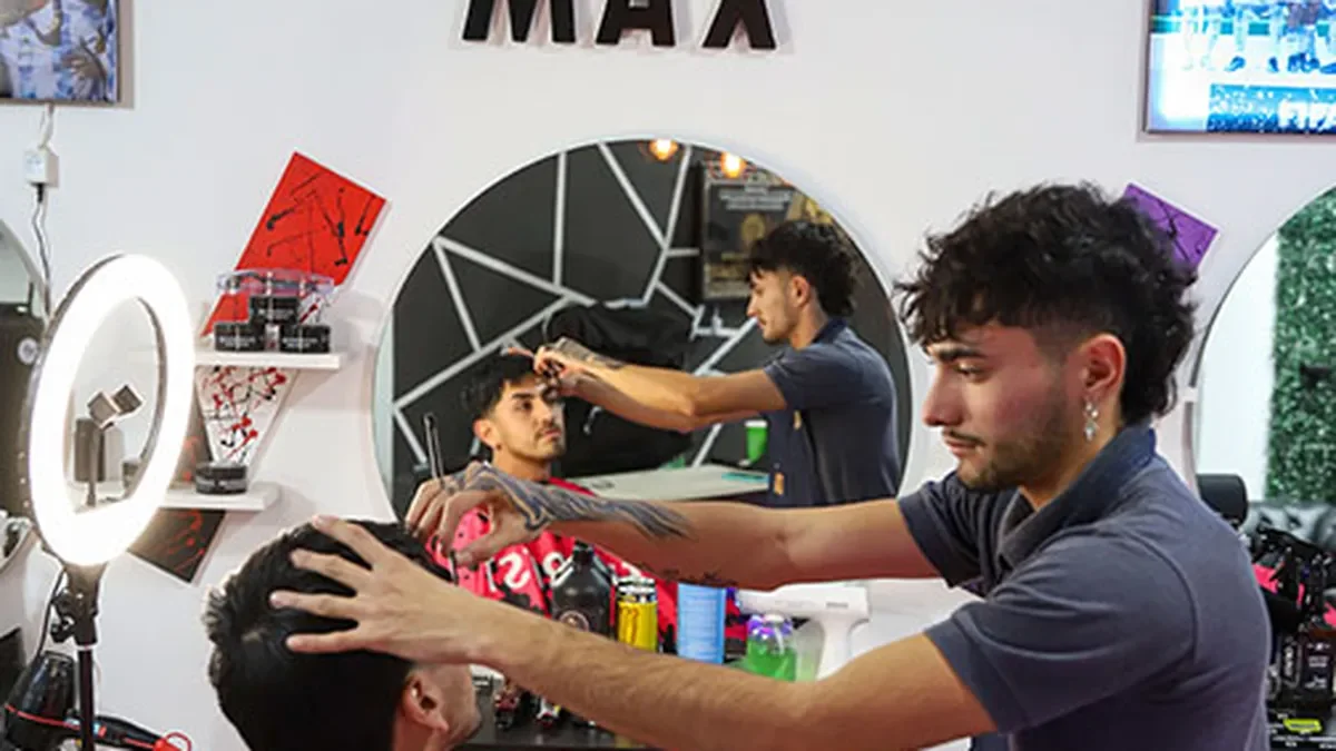 El auge de las barberías transforma el cuidado de la imagen masculina en la región