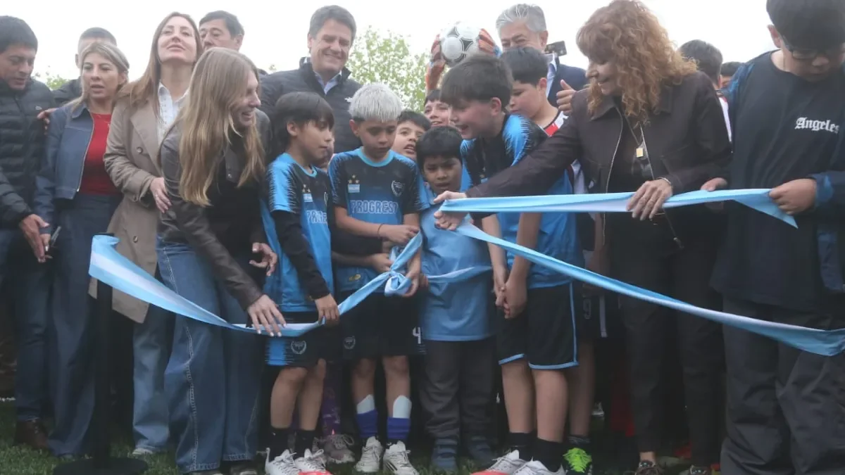El barrio El Progreso celebra la apertura de su nueva cancha de césped sintético