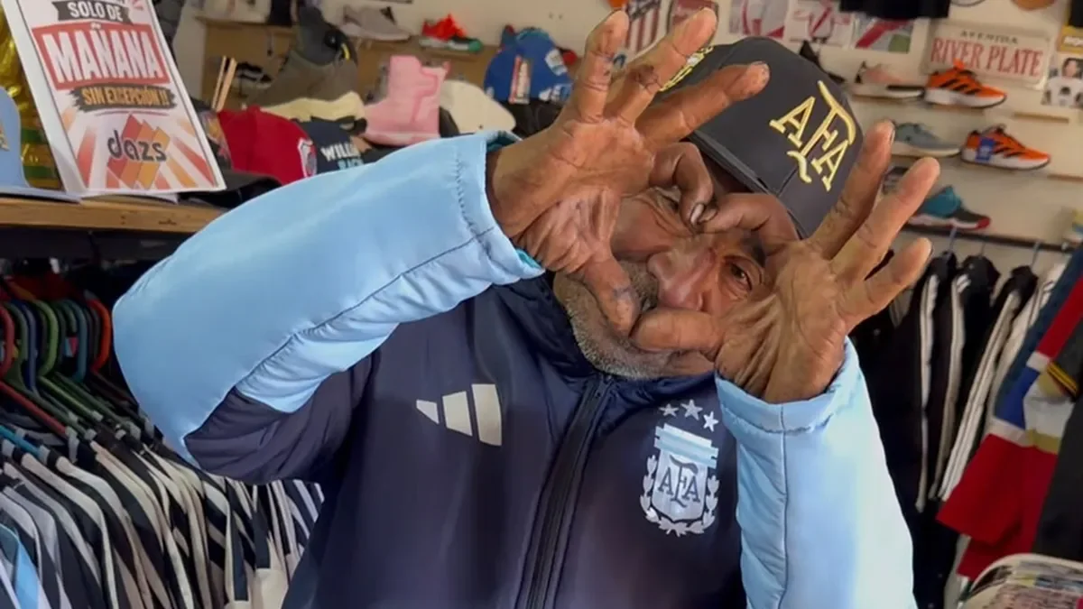 El conmovedor acto de un comerciante que apoya a un hincha durante la celebración del Mundial