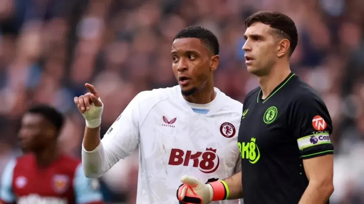 El Dibu Martínez y Ezri Konsa se preparan para un duelo sin amistades en la cancha