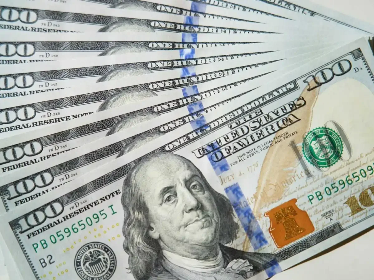El dólar minorista alcanza picos de $ 1.485 en medio de la volatilidad económica